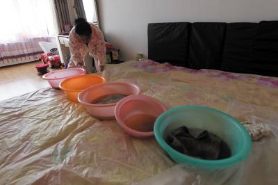 任丘楼上漏水，住户失联，小区没物管，业主维权难！律师来支招……
